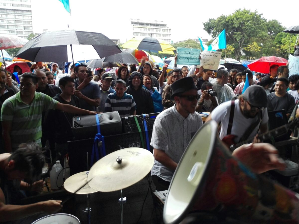 Decenas de guatemaltecos en la Plaza de la Constitución piden la renuncia de Otto Pérez Molina. (Foto Prensa Libre: Edwin Bercián).