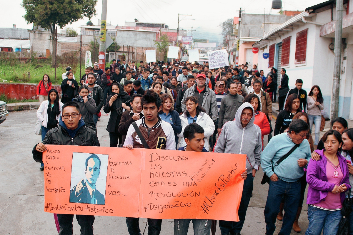 Estudiantes universitarios marchan en San Marcos para pedir renuncia de Pérez Molina. (Foto Prensa Libre: Aroldo Marroquín)