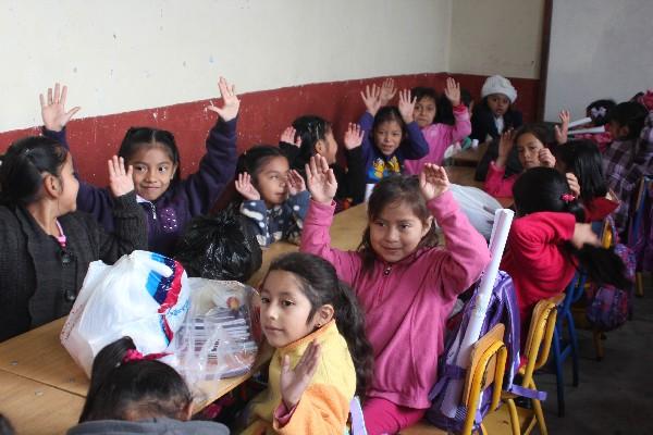 Niñas  de primero primaria de la escuela Felipa Gámez, de Cobán, se muestran entusiasmadas por  comenzar  ciclo escolar.