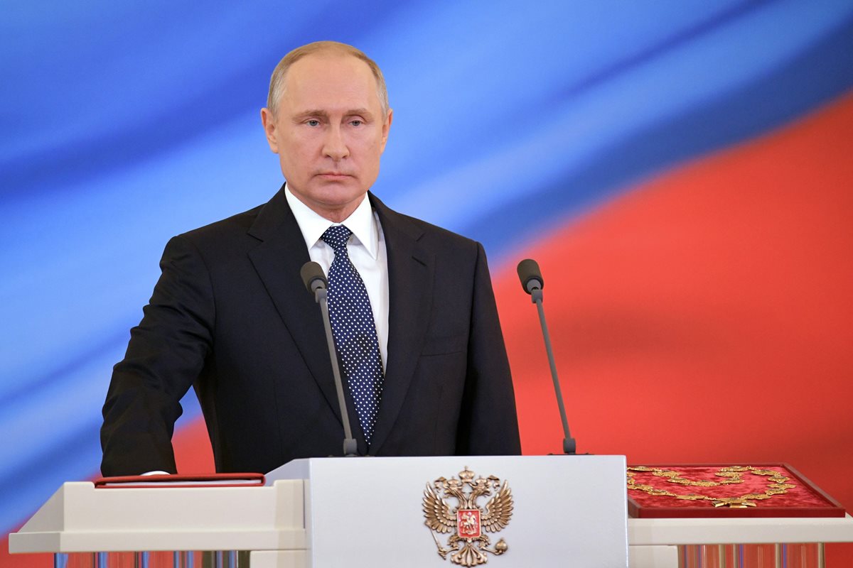 Vladimir Putin toma el juramento durante una ceremonia en el Kremlin en Moscú. (Foto Prensa Libre:AFP).