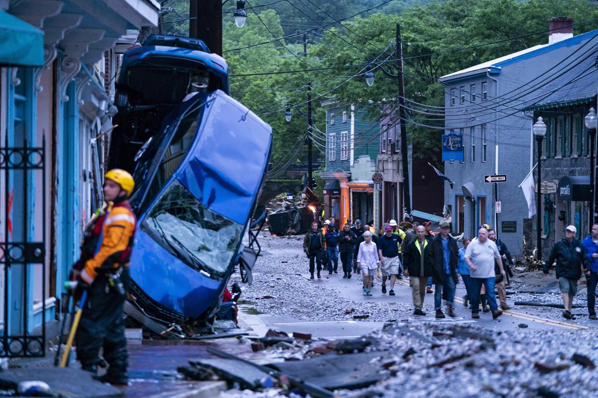 Un grupo de rescatistas examina los daños en la ciudad de Ellicott City, Maryland,EEUU. (Foto Prensa Libre:EFE).