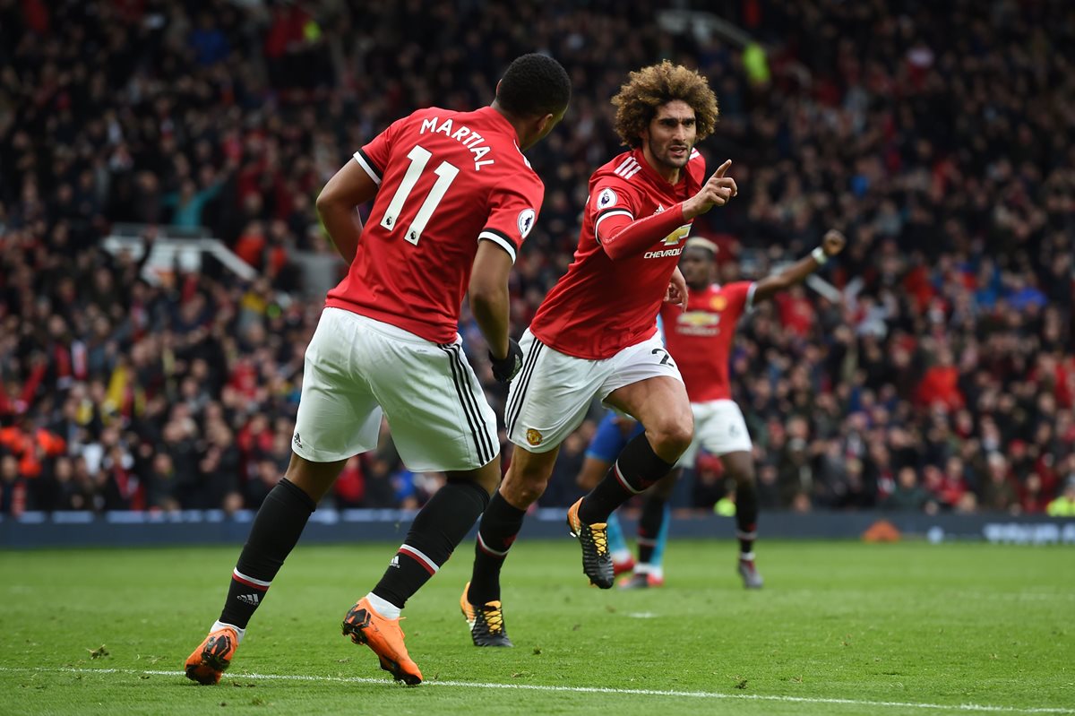 Así festejó Fellaini el gol que le dio el triunfo al Manchester United. (Foto Prensa Libre: AFP)