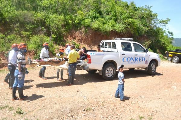 La Coordinadora Nacional para la Reducción de Desastres y vecinos participan en simulacro de terremoto en aldea de Huité (Foto Prensa Libre: Víctor Gómez)<br _mce_bogus="1"/>