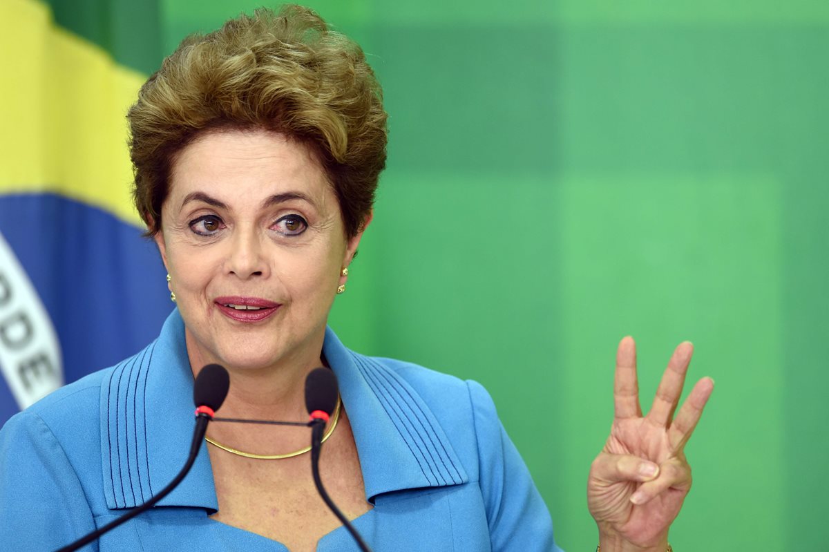 La presidenta brasileña, Dilma Rousseff, durante una conferencia de prensa en el palacio de Gobierno. (Foto Prensa Libre: AFP).