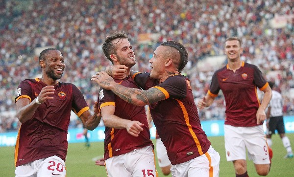 Los jugadores de la Roma festejaron ante la Juve. (Foto Prensa Libre: EFE)