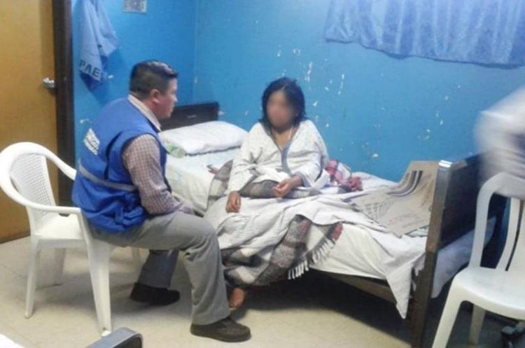Personal de la Auxiliatura de la Procuraduría de los Derechos Humanos verifica el estado de salud de Cecilia Maldonado, madre de la niña fallecida. (Foto: PDH)