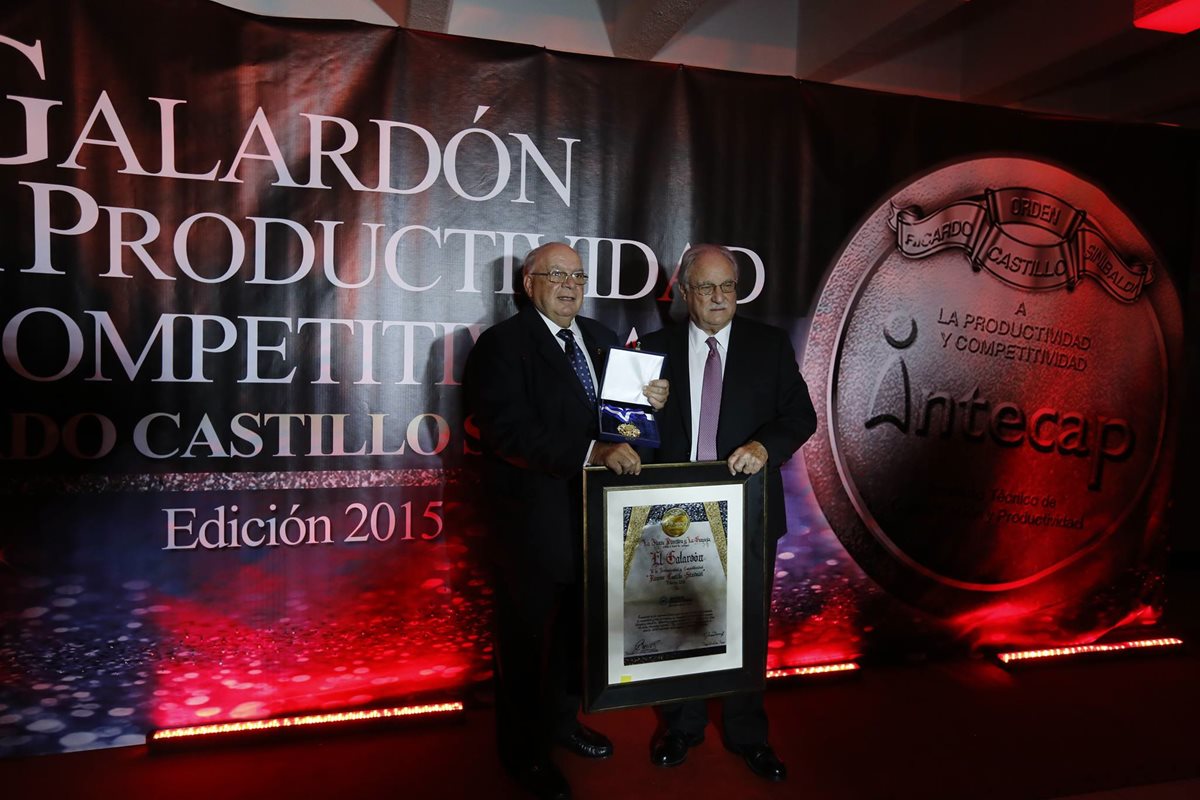 Intecap entrega el galardón a Diego Pulido, en representación del Banco Industrial. (Foto Prensa Libre: Cortesía)