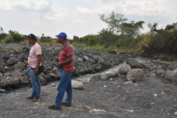 Pobladores  de San  Sebastián, Retalhuleu, muestran el canal construido por trabajadores de una finca para llevar agua del río Samalá.