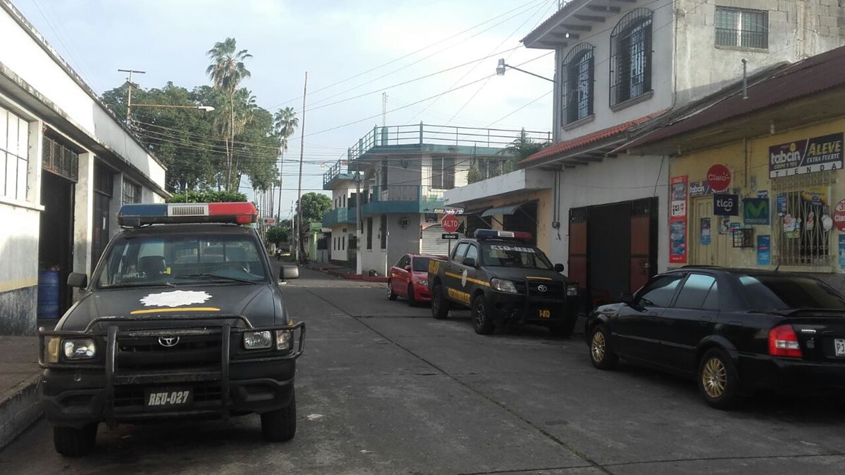 Personal del MP coordina operativos en busca de agentes de la PNC en Retalhuleu, investigados por tumbe de drogas. (Foto Prensa Libre: Jorge Tizol)
