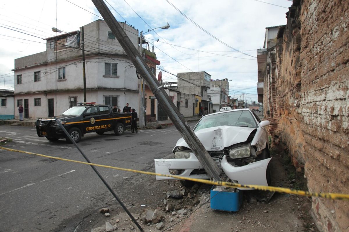 El conductor de un taxi de Chinautla impactó en una cabina telefónica en la zona 6, luego de ser atacado por pasajeros. (Foto Prensa Libre: Érick Ávila)