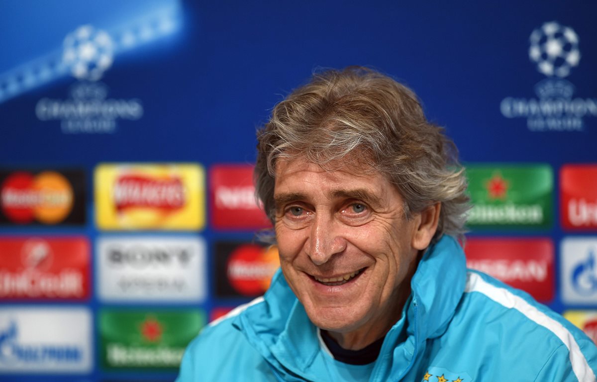 El técnico chileno Manuel Pellegrini, que el martes clasificó al equipo para sus primeras semifinales de Champions y el próximo curso será sustituido por Pep Guardiola.(Foto Prensa Libre: AFP)
