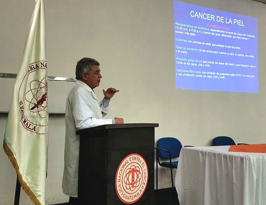 Wálter García, oncólogo del Incan, habla sobre la importancia de prevenir el cáncer de piel. (Foto Prensa Libre: Yanira Alvizurez)