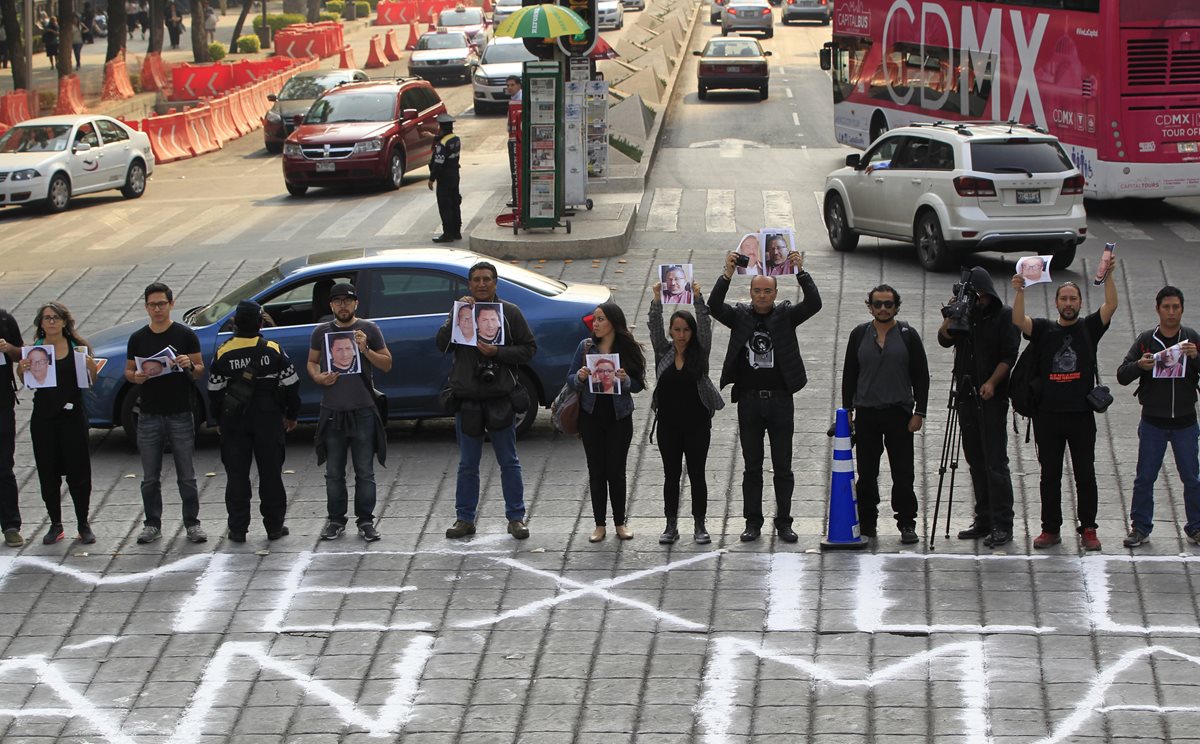 Periodistas sostienen fotografías de colegas asesinados en los últimos meses en México. (Foto Prensa Libre:EFE).