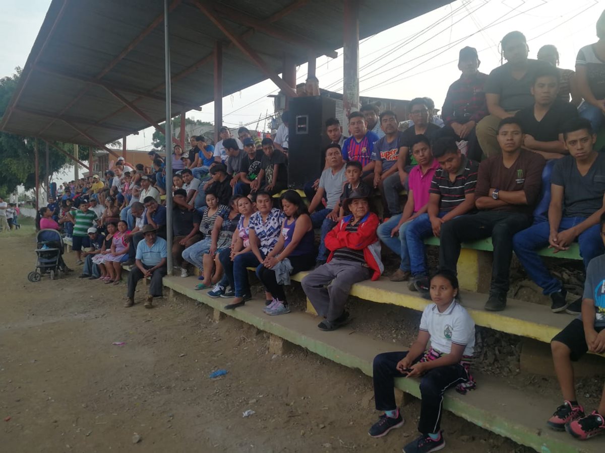 Vecinos de Bárcenas, Villa Nueva, se reúnen en el campo de futbol para brindar apoyo a grupo de patrullero. (Foto Prensa Libre: Estuardo Paredes)