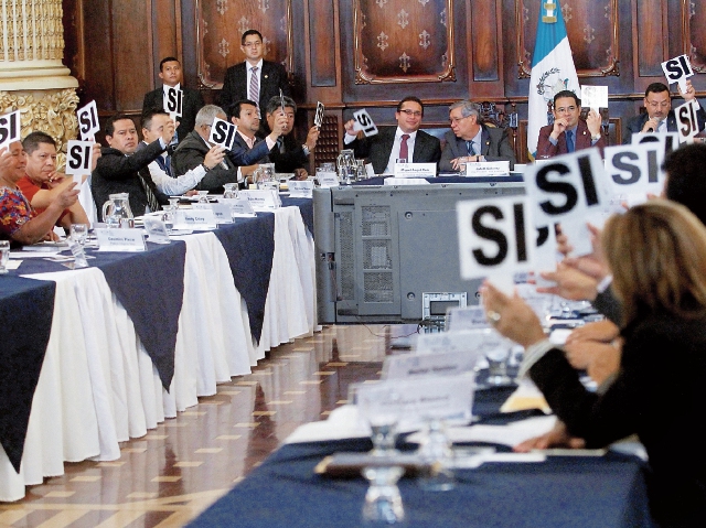 Los integrantes del Conadur votan a favor de pedirle al Congreso que elimine candados del presupuesto.