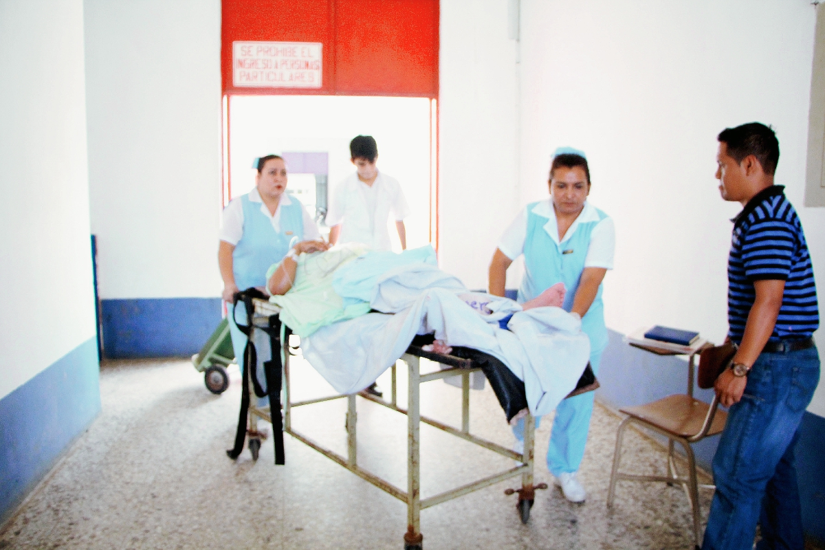 Carlos Villatoro  es ingresado a la emegencia del hospital de Retalhuleu. (Foto Prensa Libre: Rolando Miranda)