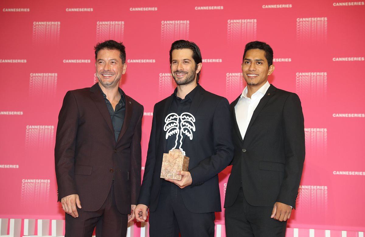 El actor mexicano Raoul Mendez y los actores israelitas Ran Danker y Omer Ben David con el reconocimiento por la serie "Miguel" (Foto Prensa Libre: AFP).