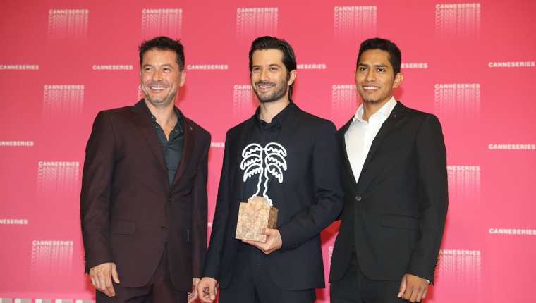 El actor mexicano Raoul Mendez y los actores israelitas Ran Danker y Omer Ben David con el reconocimiento por la serie "Miguel" (Foto Prensa Libre: AFP).