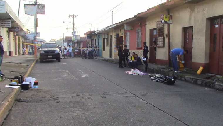 Peritos del Ministerio Público recaban evidencias en el área donde ultimaron a un hombre, en Mazatenango, Suchitepéquez. (Foto Prensa Libre: Melvin Popá)