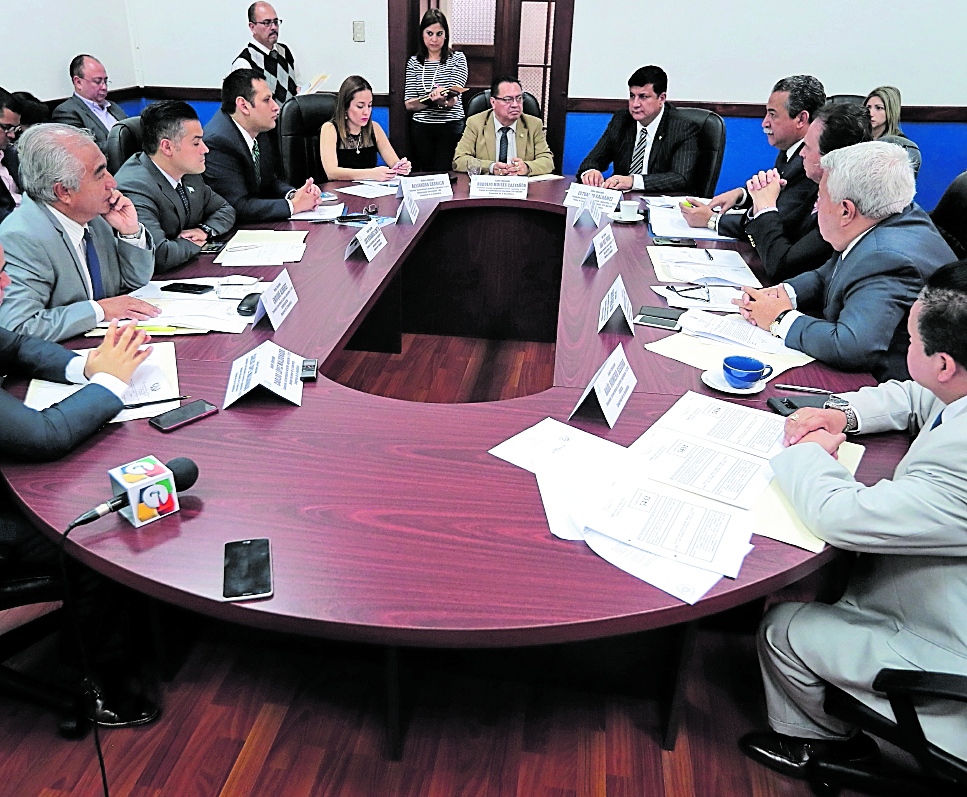 Reunión de la comisión extraordinaria encargada de generar la propuesta final. (Foto Prensa Libre: Hemeroteca PL).