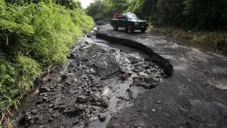 Los pobladores piden que la ruta sea asfaltada para no enfrentar, como cada invierno, el riesgo de quedar incomunicados. (Foto Prensa Libre: Paulo Raquec)