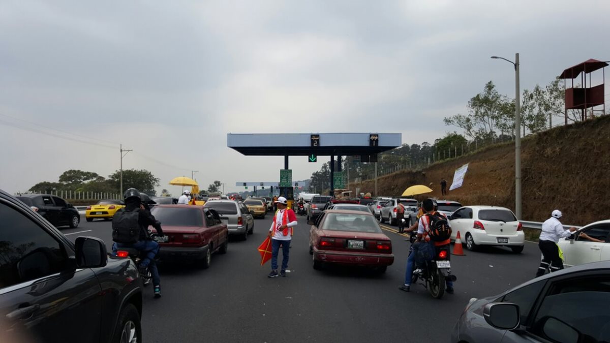 Automovilistas esperan turno para pagar en autopista Palín- Escuintla. (Foto Prensa Libre: Melvin Sandoval)