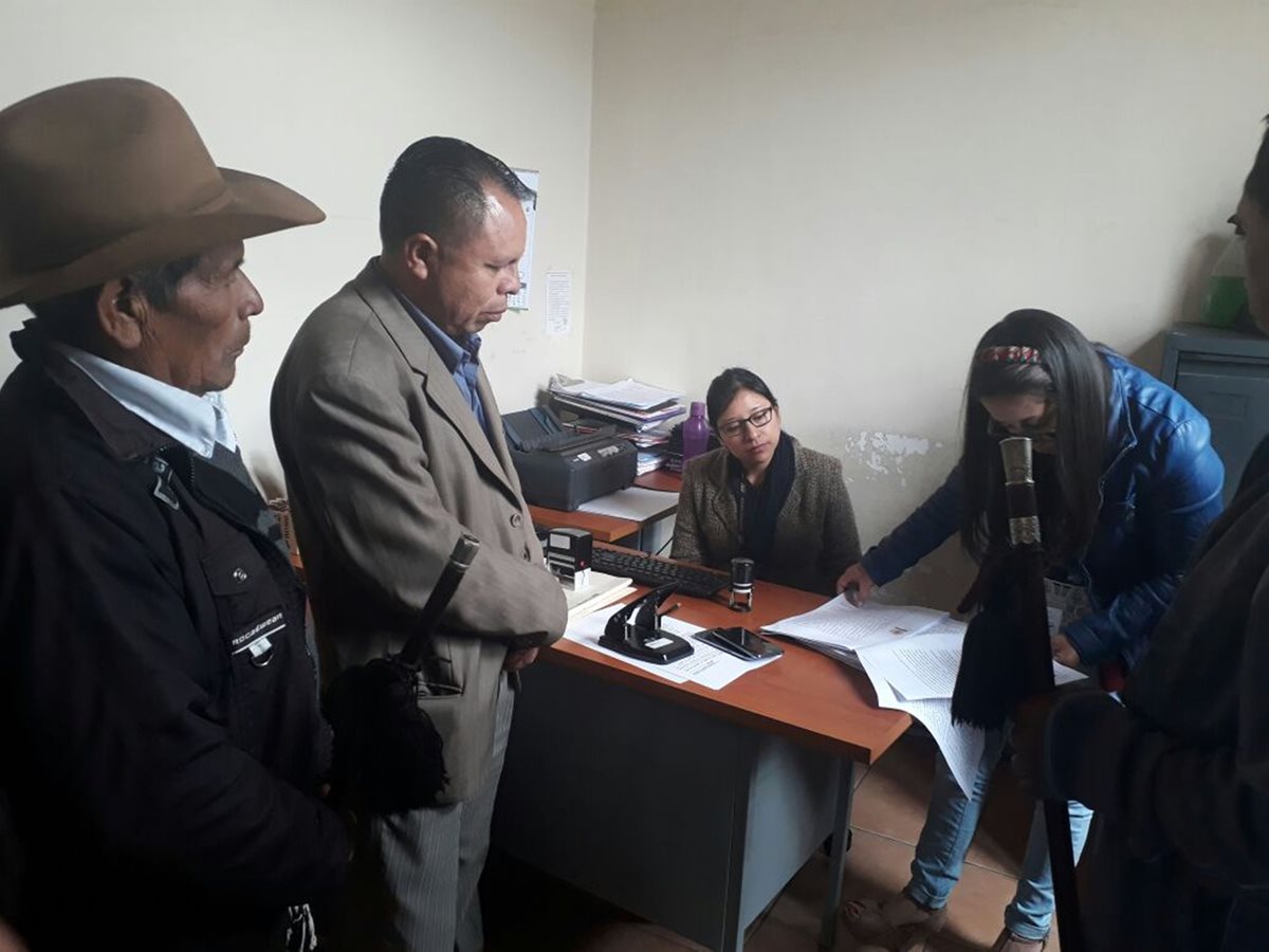 Representantes del Consejo de Pueblos de Cunén, Quiché, denuncian al alcalde Guadalupe Beten, por abuso de autoridad y usurpación de funciones. (Foto Prensa Libre: Héctor Cordero)