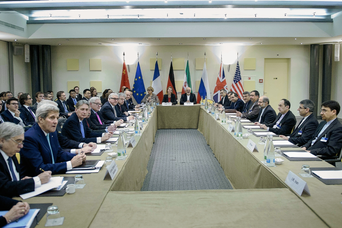 Delegados de Irán y siete potencias mundiales siguen negociando los “últimos temas que aún quedan pendientes. (Foto Prensa Libre:AFP)