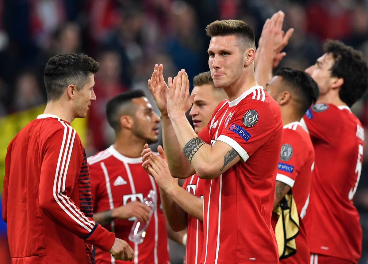 Los jugadores del Bayern Múnich aplauden después de la clasificación de su equipo a las semifinales de la Liga de Campeones de Europa. (Foto Prensa Libre: AFP)