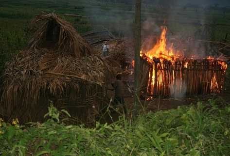 Durante el desalojo, las viviendas de los campesinos instalados en el  Valle del Polochic fueron incendiadas.