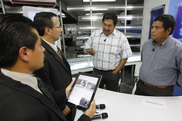 Los periodistas Mike Castillo e Isaac Ramírez conversan    con José Luis Ramírez, del Consejo de Pueblos de Occidente, y Marcial Francisco, líder comunitario de  Barillas —derecha—.
