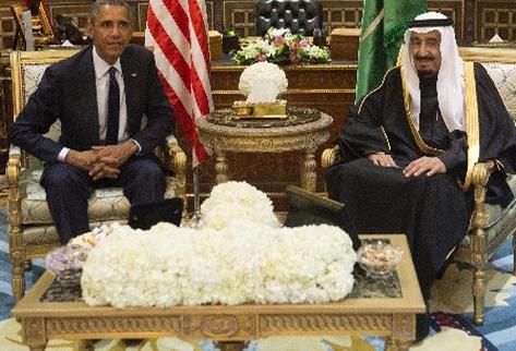 El rey Salman (derecha) se reúne con el presidente estadounidense Barack Obama en su palacio privado, en Riad. (Foto Prensa Libre: AFP)
