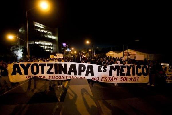 Personas participan en una protesta en Guadalajara, México, el 1 de  diciembre de 2014 para demandar justicia en el caso de los 43  estudiantes desaparecidos en Iguala, desde el 26 de septiembre del 2014.  (Foto Prensa Libre: AFP)
