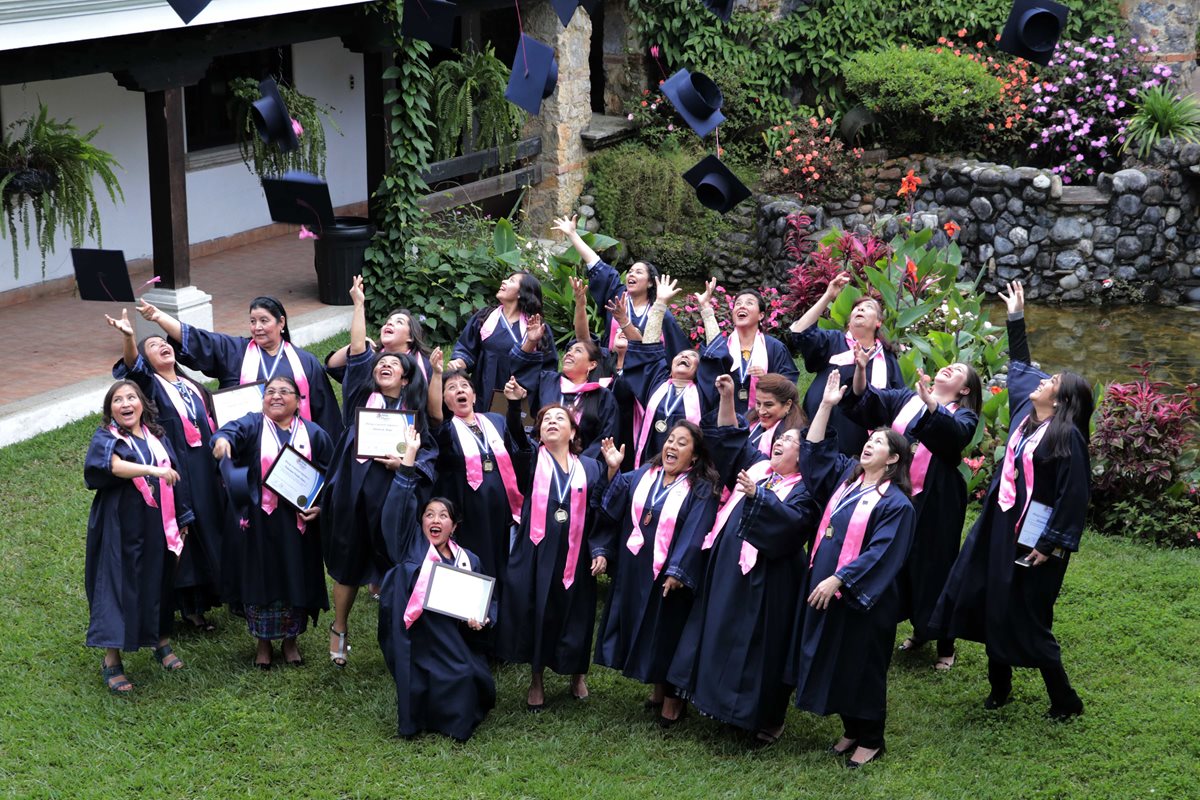 Las emprendedoras se graduaron recientemente y recibieron su diploma. (Foto Prensa Libre: Eduardo Sam)