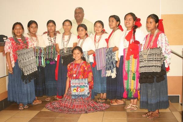 Candidatas que participarn en concurso de belleza en San Cristóbal Verapaz, Alta Verapaz. Ganadora aparece octava de izquierda a derecha. (Foto Prensa Libre: Ángel Martín Tax)<br _mce_bogus="1"/>
