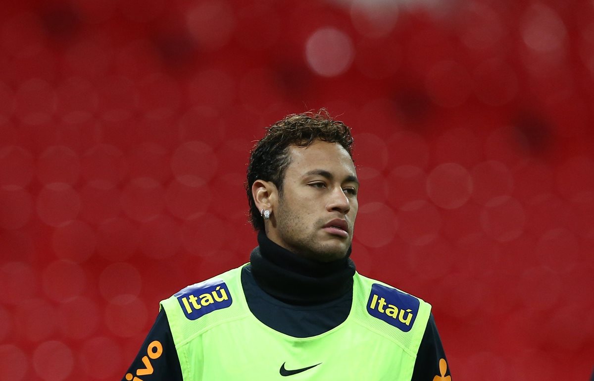 El astro brasileño del PSG, Neymar, podría llegar al Real Madrid. (Foto Prensa Libre: EFE)