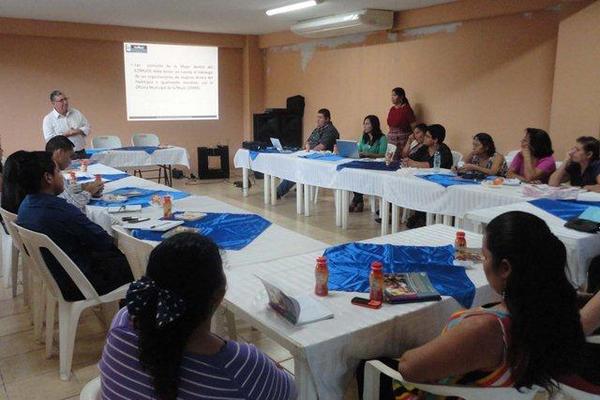 Docentes, durante  jornada educativa. (Foto Prensa Libre: Hugo Oliva)