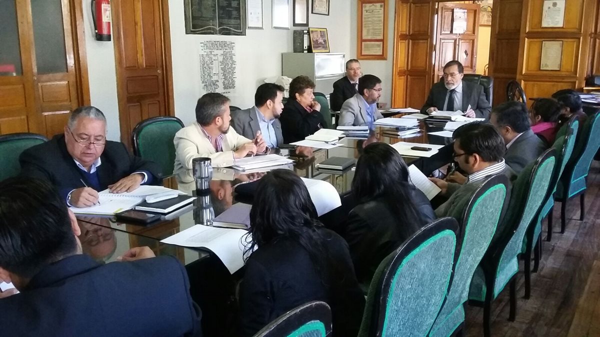Concejo de Xela se reúne para determinar el traslado de información al departamento de Recursos Humanos y Jurídico. (Foto Prensa Libre: María José Longo)