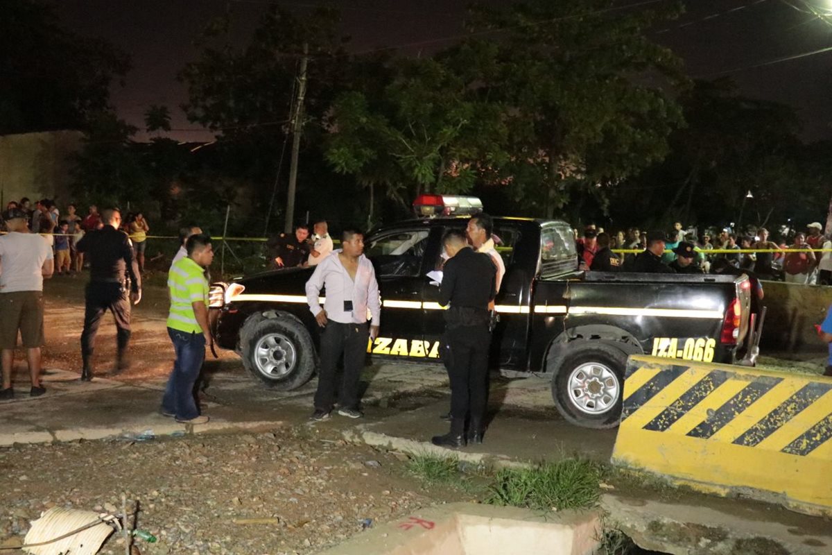 Unidad de la PNC atacada a balazos en Puerto Barrios. Foto Prensa Libre: Dony Stewart.