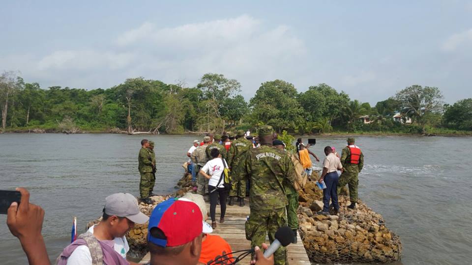 Fuerzas de seguridad de Belice impiden el paso a un grupo de pobladores que pretendía embarcarse en el Ríos Sarstún. (Foto Prensa Libre: 7 News Belize)
