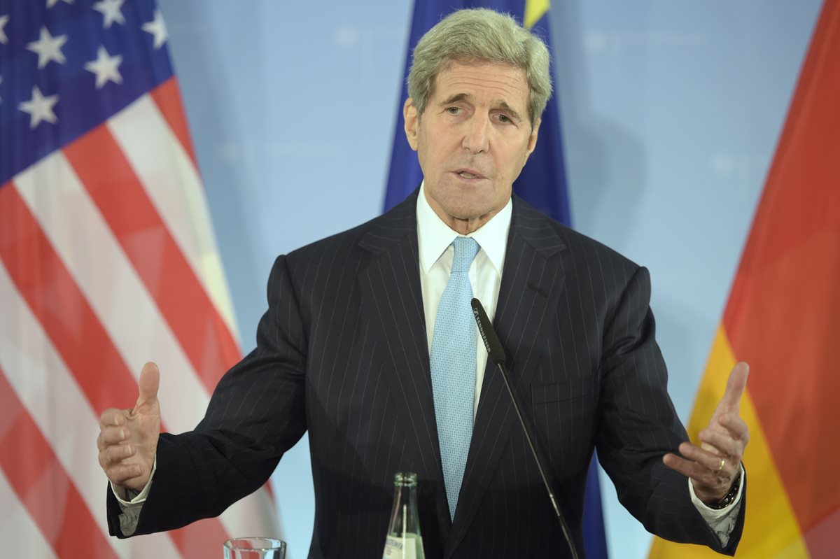 John Kerry durante una conferencia de prensa en Berlín, donde se reune con funcionarios de Oriente Medio y Europa. (Foto Prensa Libre: AFP).