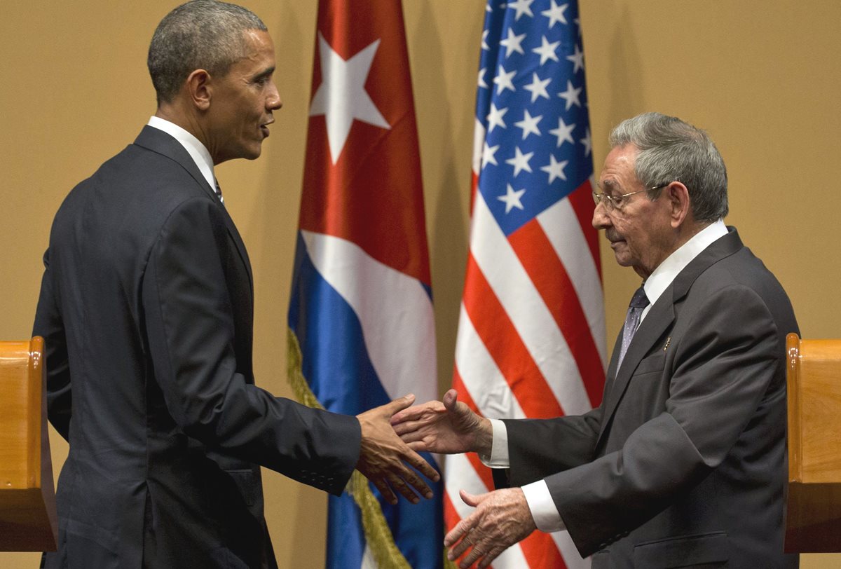 Obama y Castro se saludan al término de la histórica conferencia de prensa que ambos ofrecieron en La Habana. (Foto Prensa Libre: AP).