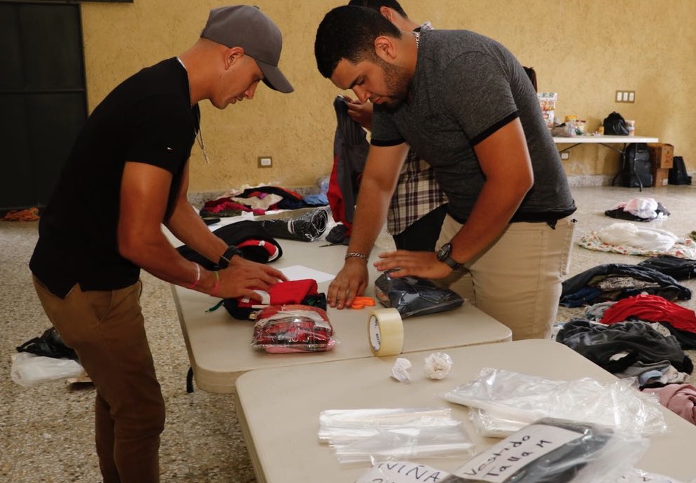 El jugador de Cobán Imperial Eduardo Soto colabora durante la recaudación de ayuda para los afectados por la erupción del volcán de Fuego. (Foto Prensa Libre: Eduardo Sam)