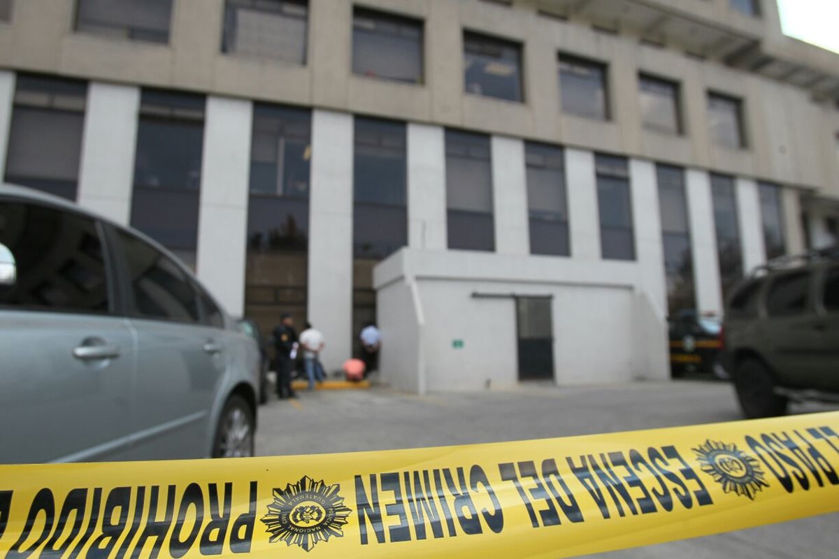En el baño de una carceleta en el edificio del Ministerio Público un hombre detenido por violencia contra la mujer, se quitó la vida. (Foto Prensa Libre: É. Ávila)