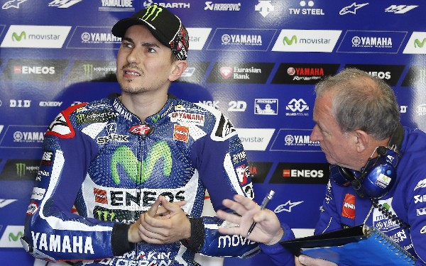 Jorge Lorenzo supera al líder del campeonato, Marc Márquez, en los ensayos de Barcelona. (Foto Prensa Libre: AFP)