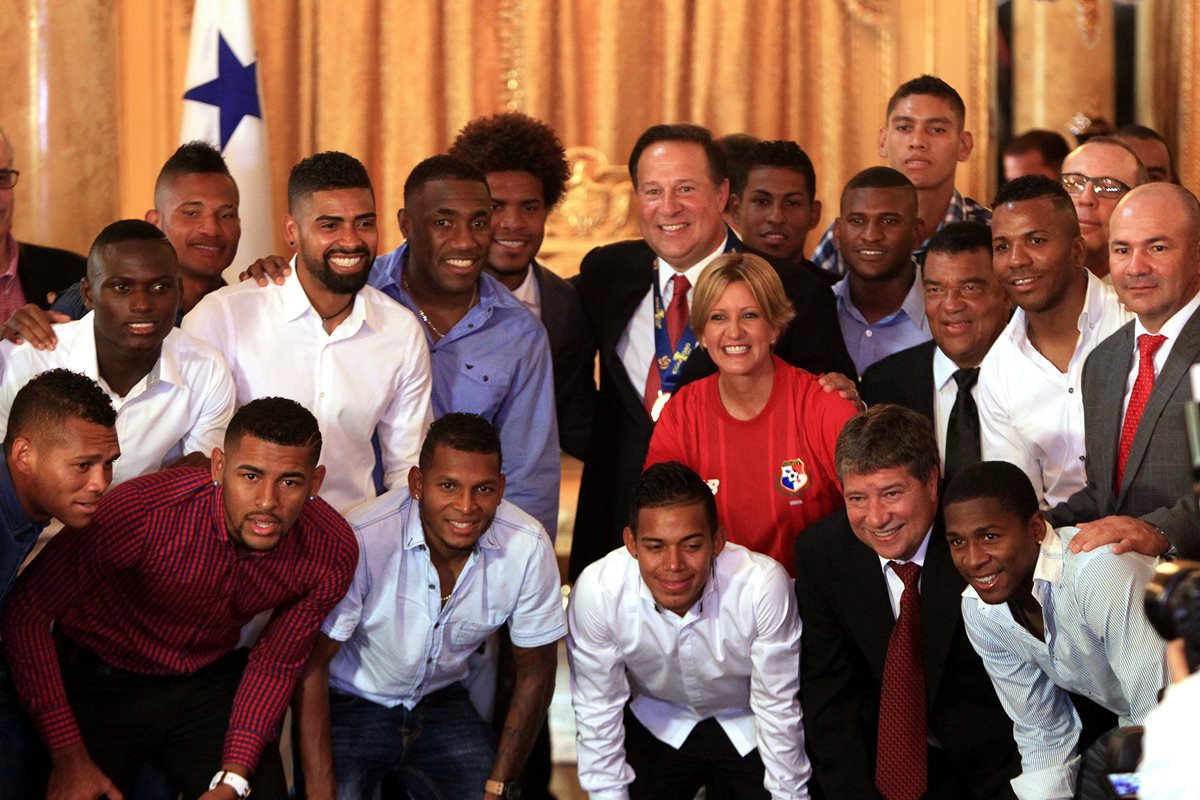 Jugadores y cuerpo técnico de la Selección de Panamá posan junto al presidente panameño , Juan Carlos Varela, y la primera dama, Lorena Castillo (Foto Prensa Libre: EFE)