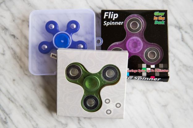 Para otros educadores, los fidget spinner facilitan el aprendizaje de algunos niños.GETTY IMAGES