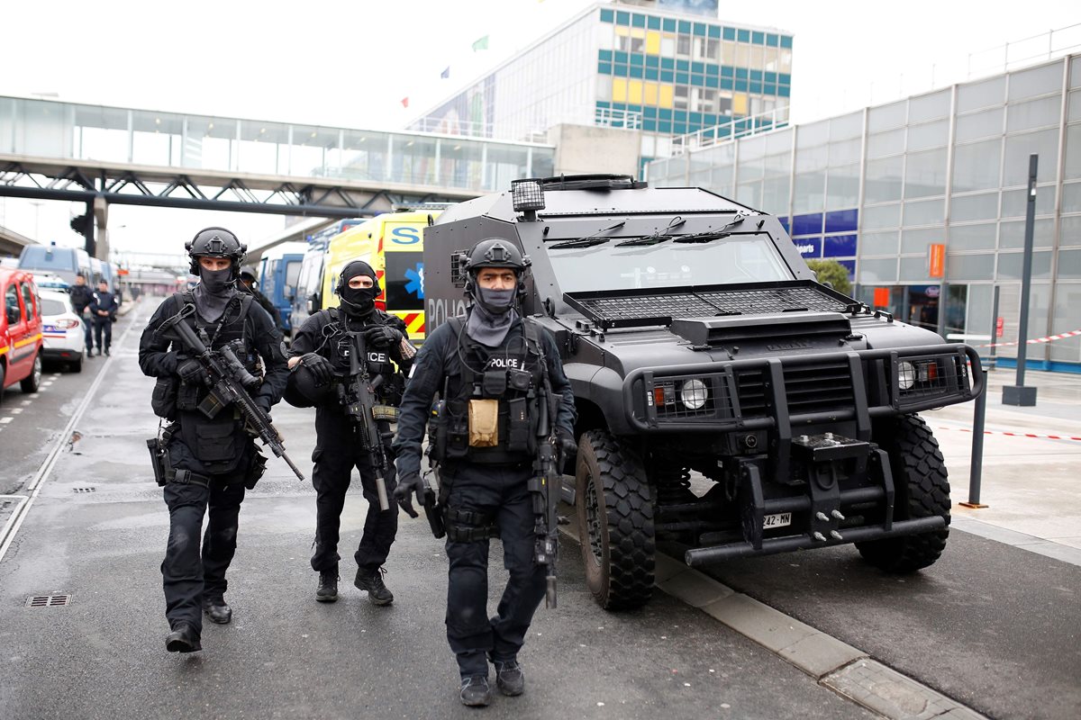 Policía Armada intervienen en el Aeropuerto de Orly, Francia, en donde un hombre fue abatido. (Foto Prensa Libre: EFE).