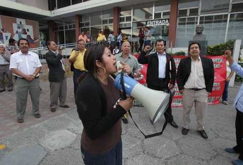 Empleados protestan  contra Luis Reyes Mayén.