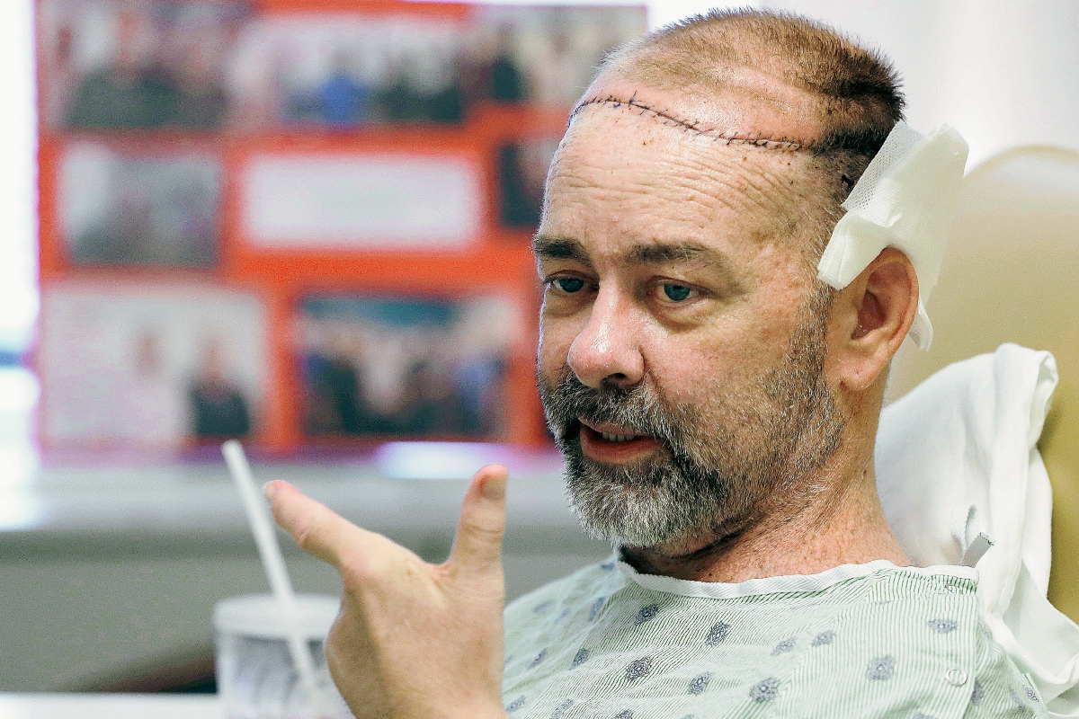 James Boysen es entrevistado en su cama de hospital en el Hospital Metodista de Houston, Texas.(Foto Prensa Libre:AP)